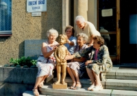 Lidické maminky hladí sochu lidického dítěte před obecním úřadem v Lidicích (r. 1992)