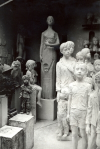 Pohled do ateliéru v r. 1989: Lidická matka, Mobilizace, část sousoší lidických dětí