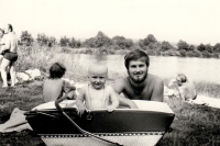Manžel Sylvie Klánové Miroslav Klán se synem Miroslavem v létě u vody