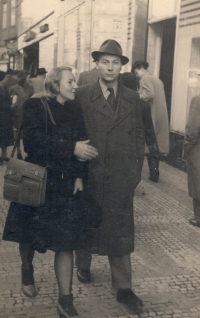 Marie Uchytilová a František Kuča v Praze (konec 40. let)