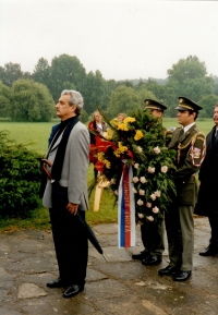 Ministr kultury Pavel Dostál při kladení věnců ke hrobu lidických mužů (r. 2001)