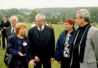 Ministr kultury Pavel Dostál, Sylvia Klánová, vlevo Ing. Marie Tělupilová – ředitelka Památníku Lidice (r. 2001)