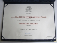 Listina o udělení státního vyznamenání akademické sochařce Marii Uchytilové (28. 10. 2013)