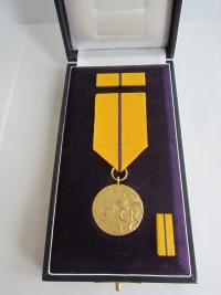 Medaile Za zásluhy 1. stupně udělená akademické sochařce Marii Uchytilové in memoriam (28. 10. 2013)