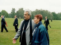 Sylvia Klánová s ministrem kultury Pavlem Dostálem před pomníkem na lidické pláni (r. 2001)