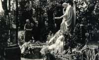 Manželé Marie a Alois Seidlerovi u hrobu Josefa Kajetána Tyla