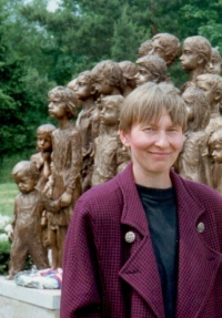 Sylvia Klánová v roce 1995 před první skupinou sousoší. (Sochy byly instalovány postupně od r. 1995 do r. 2000)