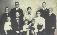 Rodina Seidlerů: maminka Marie Uchytilové nahoře uprostřed, nahoře druhý zleva Toník Seidler, který zahynul při testování tanku (1939)