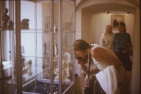 Výstava Zlatá ulička: v pozadí Marie Uchytilová v bílém, vpředu Sylvia Klánová se synem při prohlížení maminčiny práce (r. 1986)