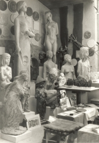 Pohled na životní a nadživotní plastiky Marie Uchytilové; vpravo desetinové modely sousoší lidických dětí z cínu a sádry