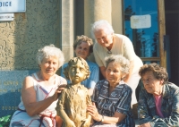 Lidické maminky hladí sochu lidického dítěte (1992)