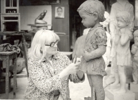 Marie Uchytilová modeluje lidické dítě (70. léta)