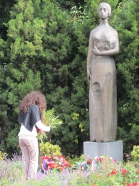 Operní pěvkyně jménem Lídice Robinson z Jižní Ameriky při návštěvě Lidic – u sochy Lidické matky v Kladně (r. 2012)