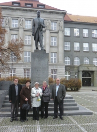 Discussion at a business college in Pilsen, in front of the National Liberation Memorial, organized by Maják Plzně: from the left M. Klán, E. Hrušková, M. Šupíková, S. Klánová and P. Horešovský (November 15, 2012)