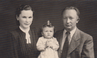 With his parent, Vlasta and Bohumil Pešta, in 1943