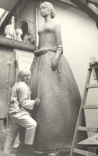 Barunka - Božena Němcová sedmnáctiletá pro Českou Skalici z hlíny v nadživotní velikosti (1969)