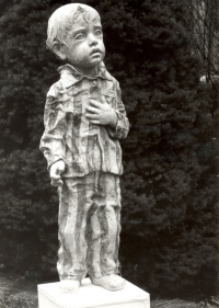 Vězeň z bronzu o výšce 97 cm v Terezíně (r. 1978)