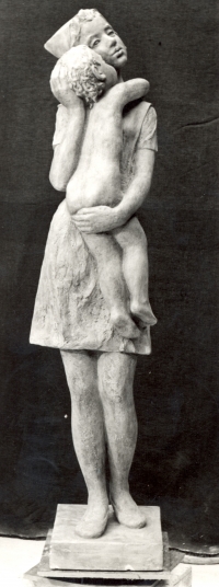 Obětavá péče ze sádry o výšce 175 cm z r. 1977 (poté v bronzu ve Zbraslavicích)