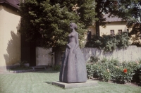 Bronzová socha Barunky s názvem Božena Němcová sedmnáctiletá v nadživotní velikosti v České Skalici (r. 1970)