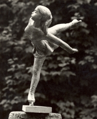Krasobruslařka z bronzu o výšce 60 cm (r. 1976)