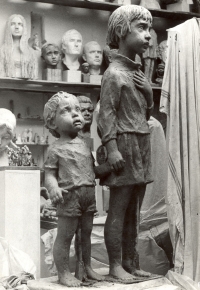 Dvojice soch lidických dětí z hlíny