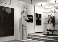 Výstava ve Středočeské galerii: Lidická matka, vpravo desetinový model lidického sousoší (r. 1982)