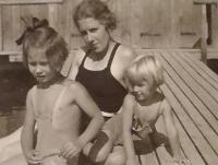 Maminka Milada Hejlová a sestry (vpravo Hanka)