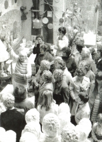 Návštěva lidických maminek a žen v ateliéru, vlevo Marie Uchytilová (poč. 80. let)
