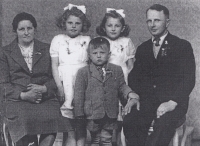 With parents and siblings, 1946 (copy)