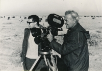 Natáčení pro Krátký film Praha, pamětník vlevo, uzbecká poušť, 1973