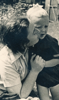 Maminka Marie se synem Janem v Hořepníku 