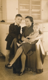 Zleva: bratr Pavel, maminka, pamětník, za války v Hořepníku, cca 1943