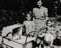 Milena with her own children in 1953