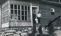 Cottage during the war, witness with his parents 