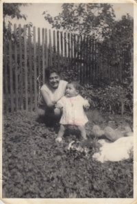 Elena Gorolová with her mother, the beginning of the 1970s