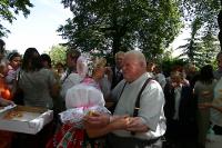 P. František Adamec při oslavě 60 let kněžství se svými farníky ve Vacenovicích na Hodonínsku. 