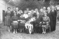 Ludmila Kantorová (vlevo) na rodinné fotografii se strýcem páterem Františkem Zdráhalem při oslavě 50 let od jeho vysvěcení na kněze
