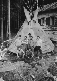 The husband of the witness Lubomír Kantor in the picture in the middle of a log cabin above the town of Jeseník, where they were secretly scouting since 1973