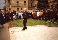 Antonín Vaculka on the occasion of the unveiling of a memorial plaque to political prisoners in front of the prison in Uherské Hradiště