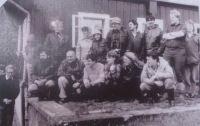 Gathering in Jizerské hory (16.–18. 6. 1985); upper row from the left: Romín, Bobr, Zářka, Věra Chudáčková, Bohouš Urbánek, Lucki, Mato, Willy, Jarmila Kysilková. Lower row from the left: Juraj with granddaughter, Šem, Bobr, Dan, Strunka, Smíšek, Hudžin