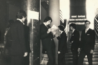 1974 Michal Barda si čte sportovní noviny během svatého týdne, Gymnázium Wilhelma Piecka v Praze