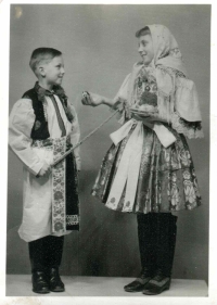 A postcard to her father sent to Leopoldov prison for Easter (Jarmila and Pavel are in the photo) 