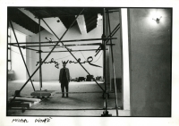 Fotografie Rudolfa Prekopa z období vzniku Muzea Andyho Warhola v Medzilaborcích, grafik Milan Cihlář v instalaci, počátek 90. let