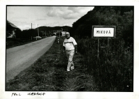 Fotografie Rudolfa Prekopa z období vzniku Muzea Andyho Warhola v Medzilaborcích, bratr Paul Warhola při vjezdu do vesnice Miková, počátek 90. let