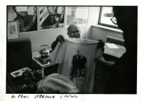 Fotografie Rudolfa Prekopa z období vzniku Muzea Andyho Warhola v Medzilaborcích, počátek 90. let