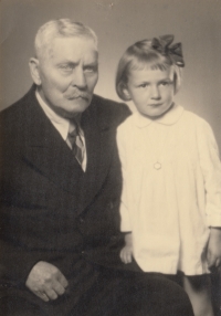 Milena Kalinovská as a three-year-old with her great-grandfather Ivan Mojsejič Urjadnikov (Don Ataman, father of grandmother Anna Ryabova) from 1951