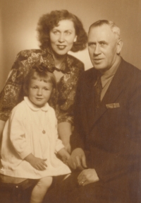 Milena Kalinovská jako tříletá s maminkou Věrou a dědečkem Fjodorem Rjabovem z roku 1951
