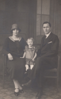 Maminka Věra jako dvouletá s rodiči (babička a dědeček pamětnice Anna a Fjodor Rjabovi) 