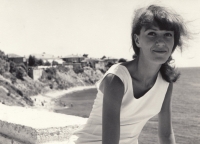 Milena Kalinovská jako patnáctiletá poprvé u moře, Bulharsko, Burgas