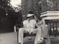 Milena Kalinosvká se svým prvním mužem Jiřím Studničkou, Londýn 1970